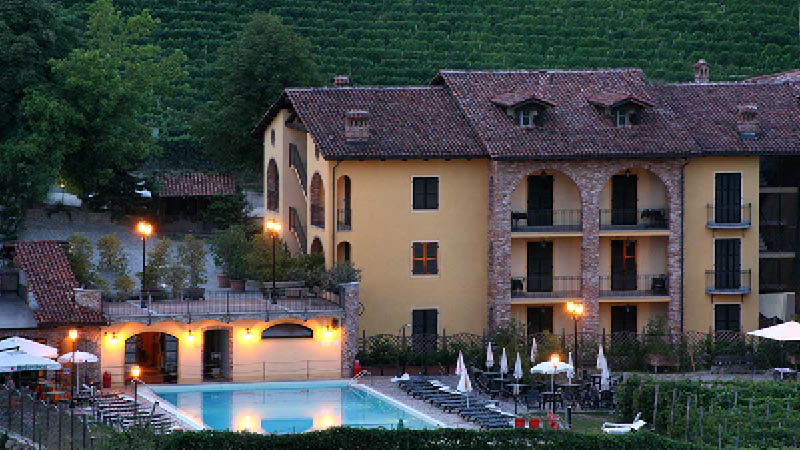 Hotel Barolo med dess pool, i Piemonte i Italien.